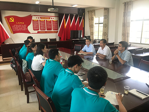 5同学们和杜镇长，熊书记，沈支书开展座谈活动.png
