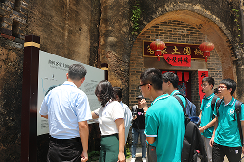 1杜镇长和王主任带领同学参观客家土围墙.png