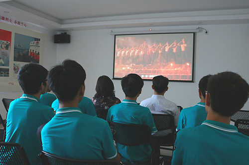 图四 观看涠洲英雄骆春伟纪录片.png