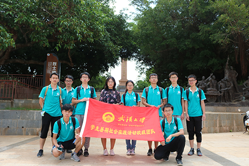 图二 参观红色旅游景区.png